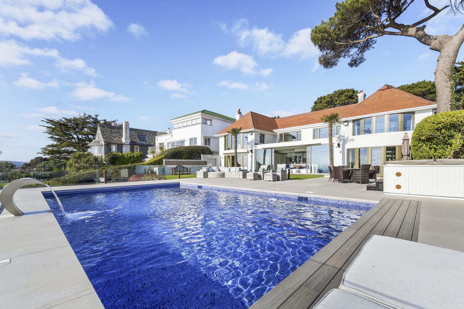 5 bedroom detached house for sale 0