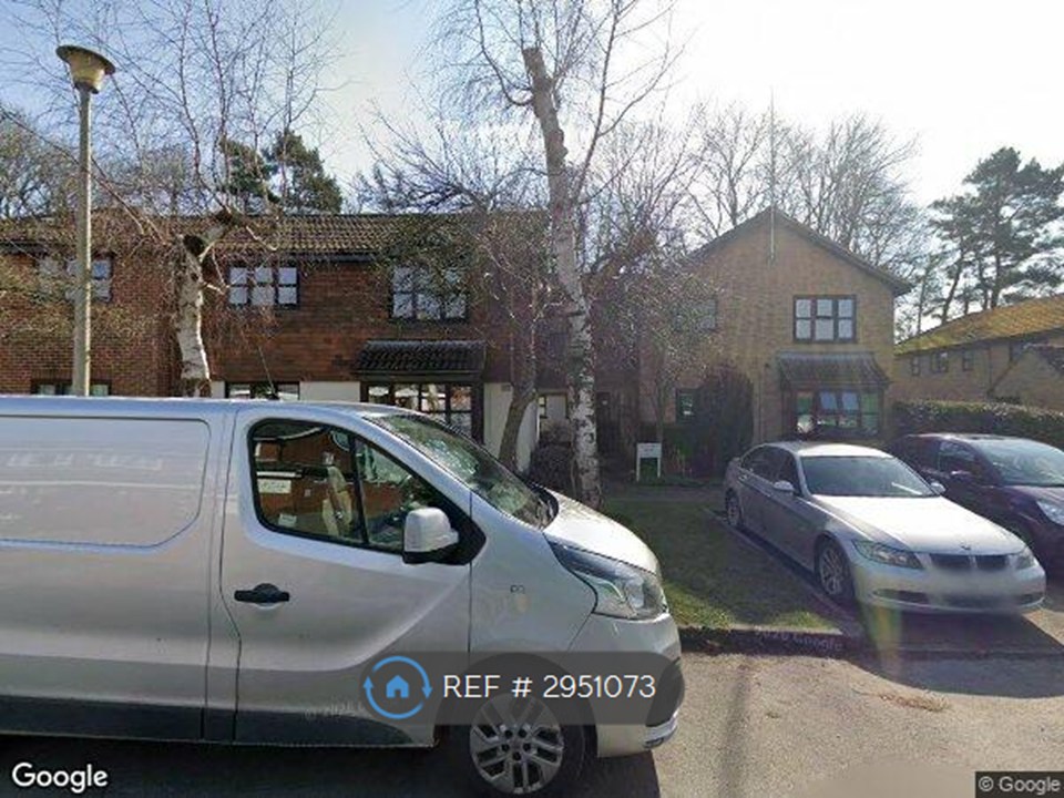 Flat, Hamilton Court Eastwick Park Avenue, Leatherhead photo 2