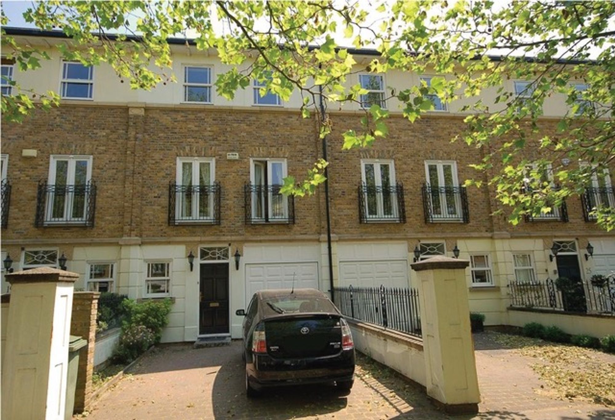 2 bedroom terraced house for sale in London