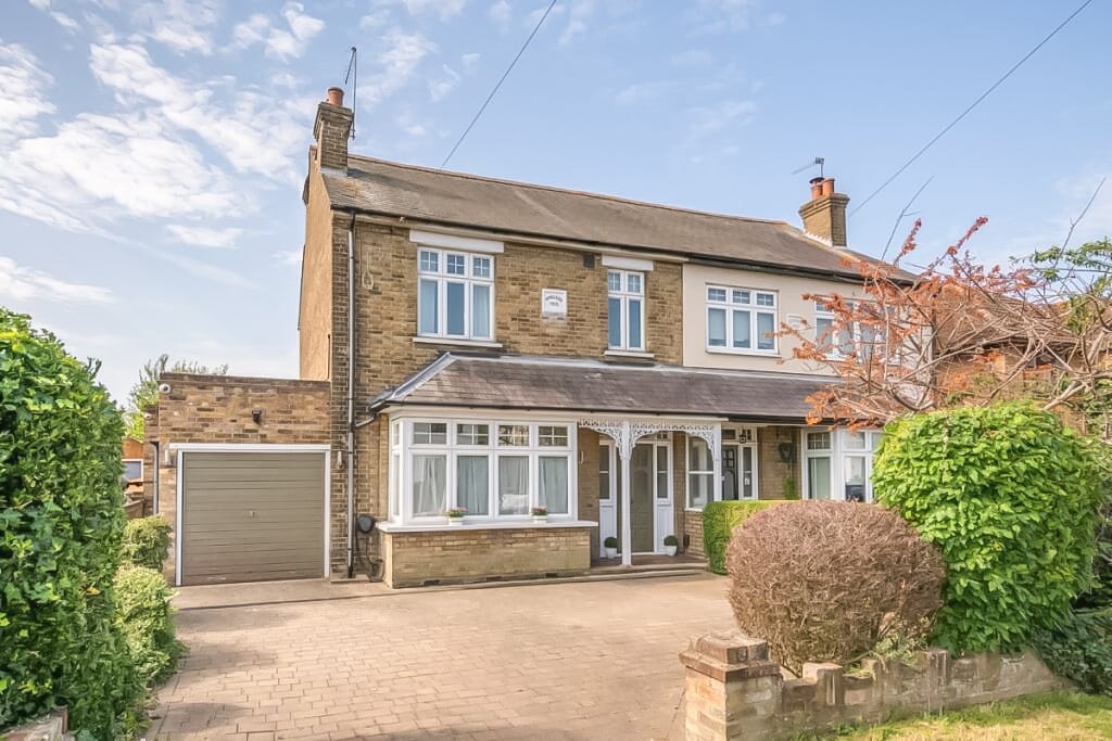 23, Andrews Lane, Cheshunt photo 2