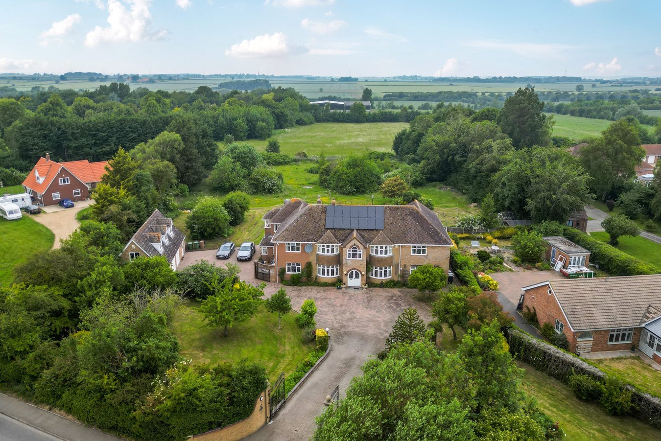 3 bedroom detached house for sale in Guildford