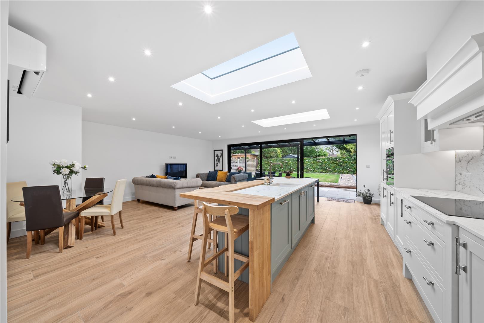 3 bedroom detached house for sale in Guildford