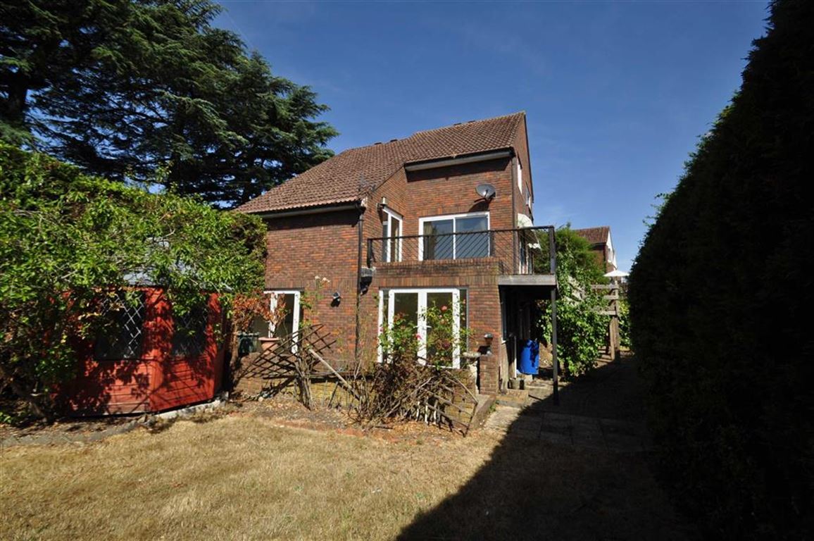 Free property report 5, The Moorings, Straight Road, Old Windsor