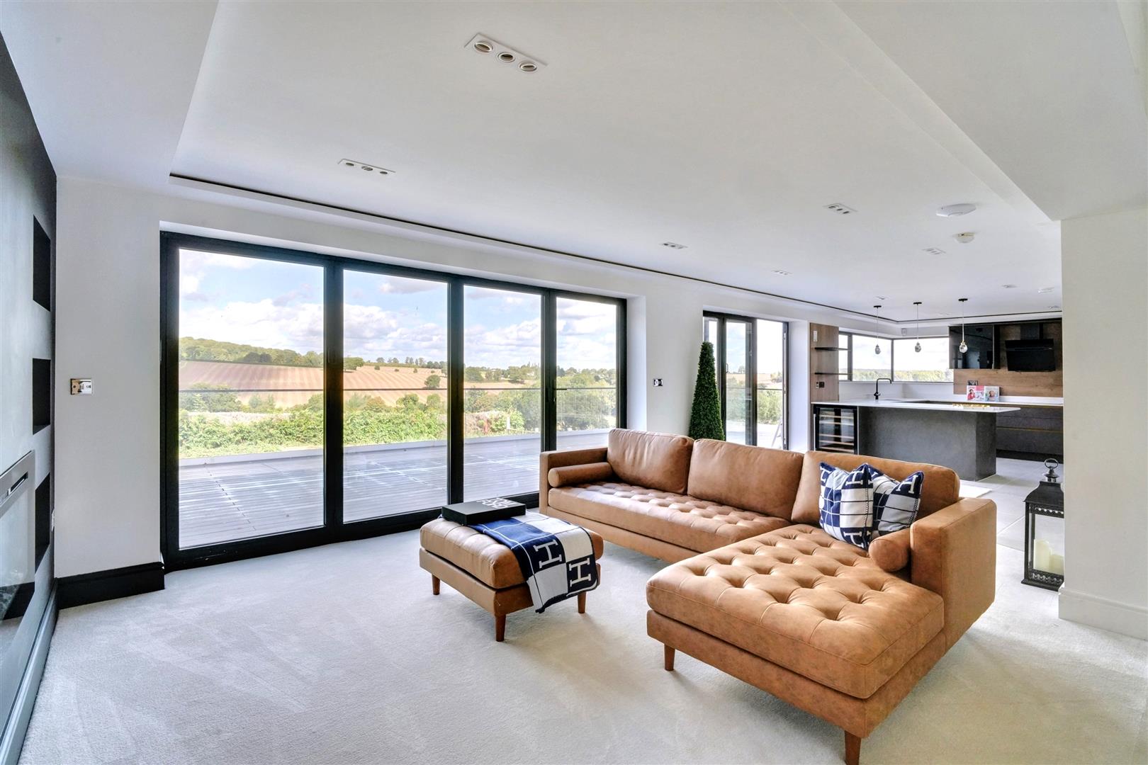 5 bedroom detached house for sale 0