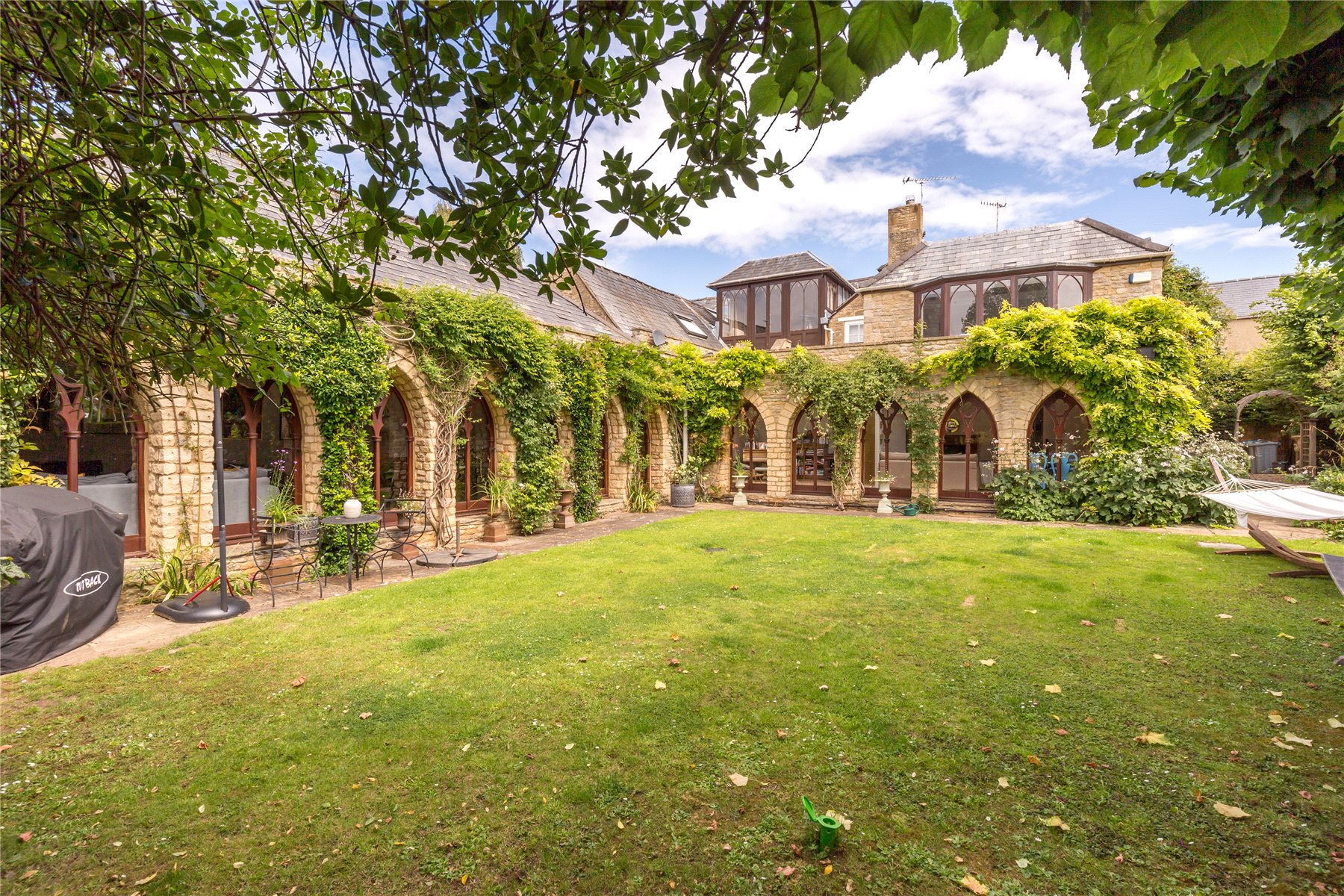 5 bedroom detached house for sale 0