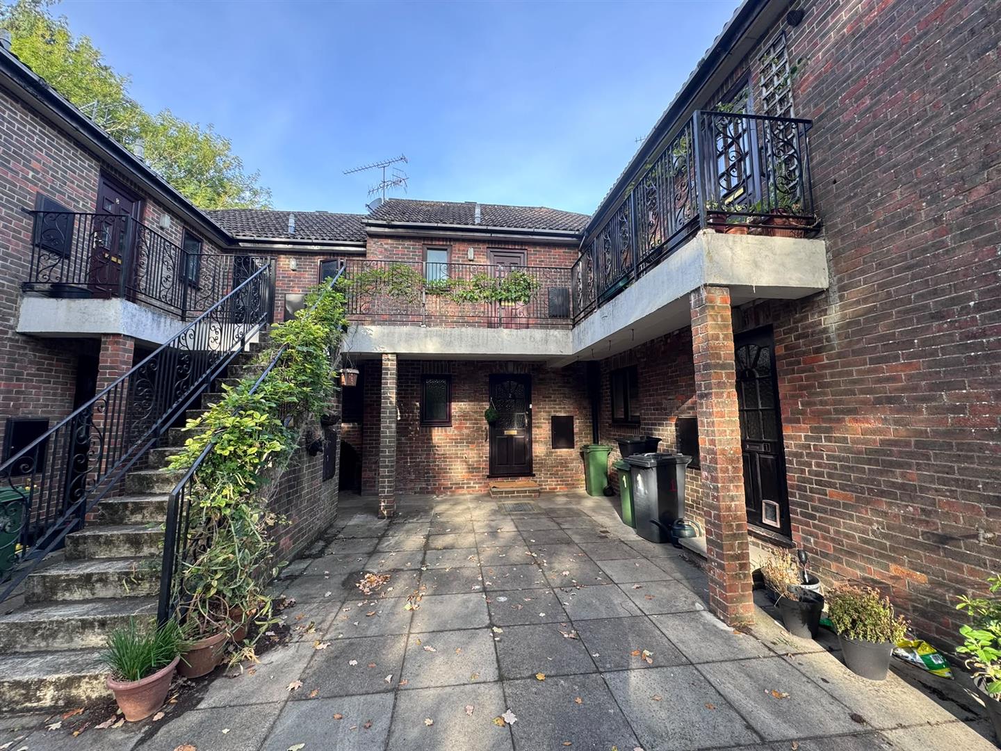 Flat 2, 1, Longmead, Hampshire photo 2