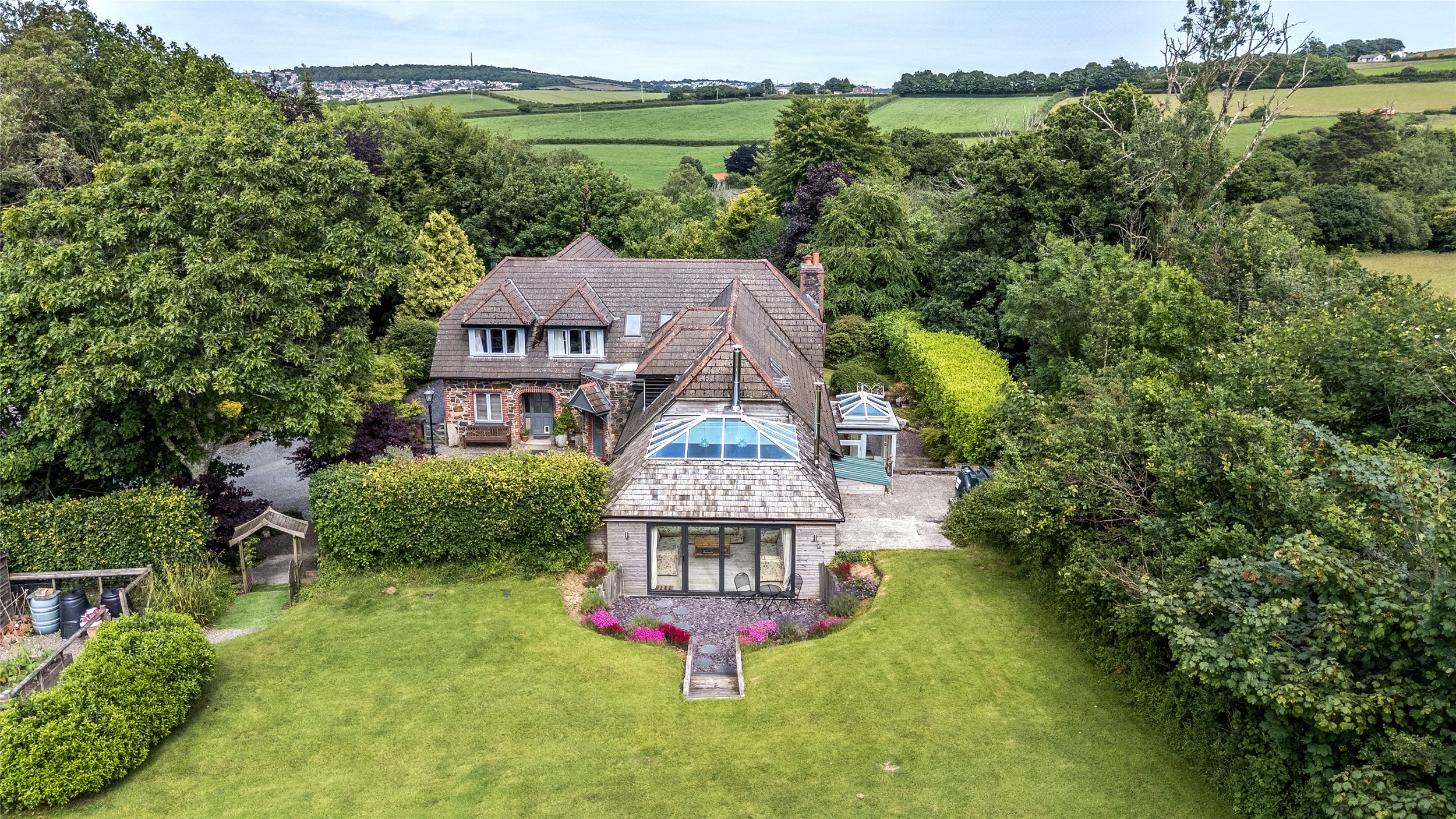 6 bedroom detached house for sale 0