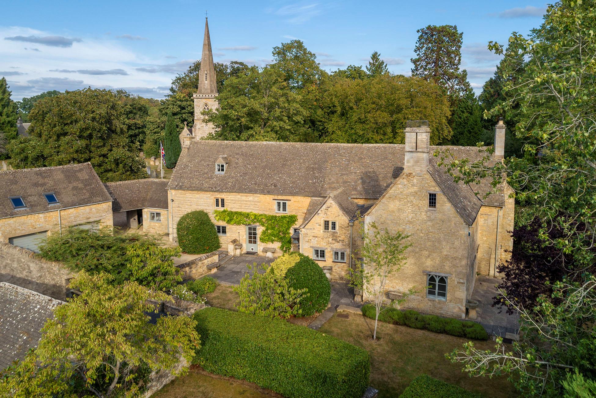 4 bedroom detached house for sale in Marlow