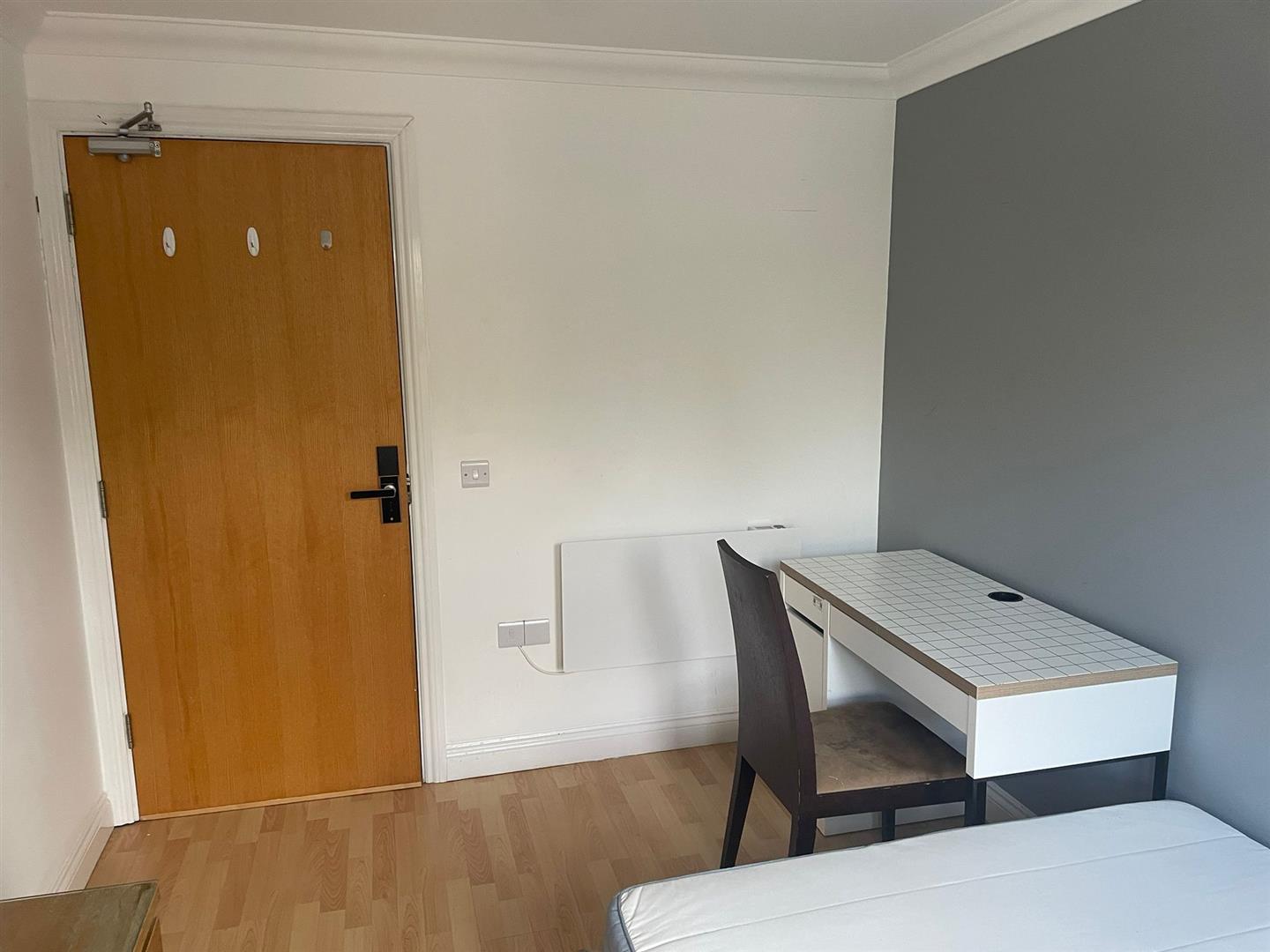 Room 2 Flat 3, Clarence House 152 North Row, Milton Keynes photo 4