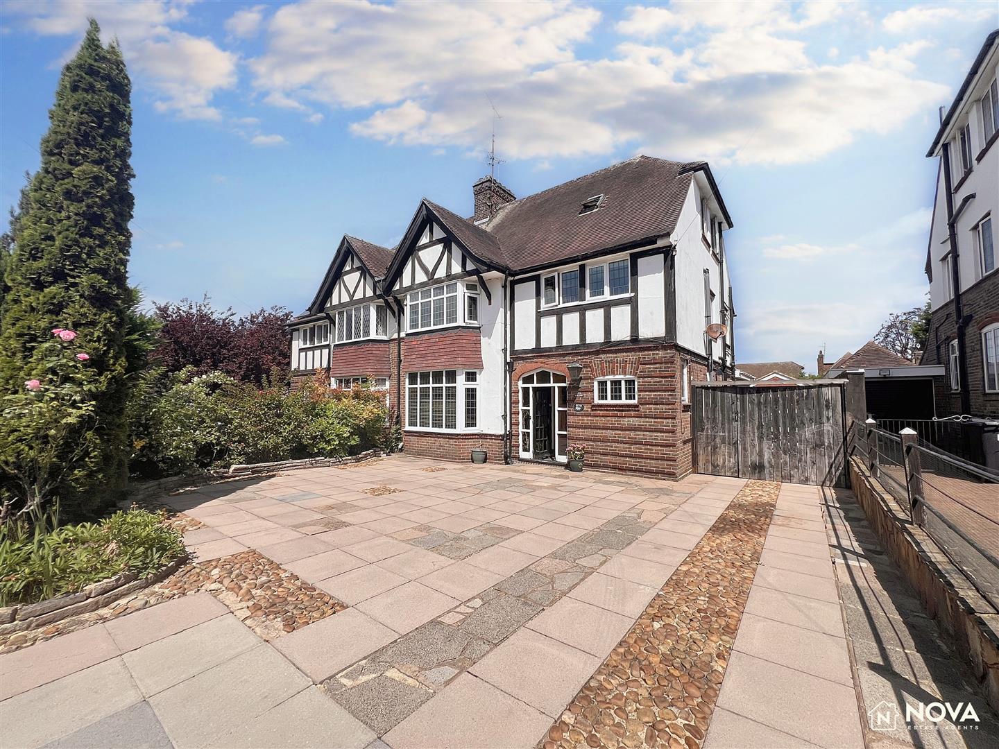 6-bed house on 270, Stockingstone Road, Luton, £750,000
