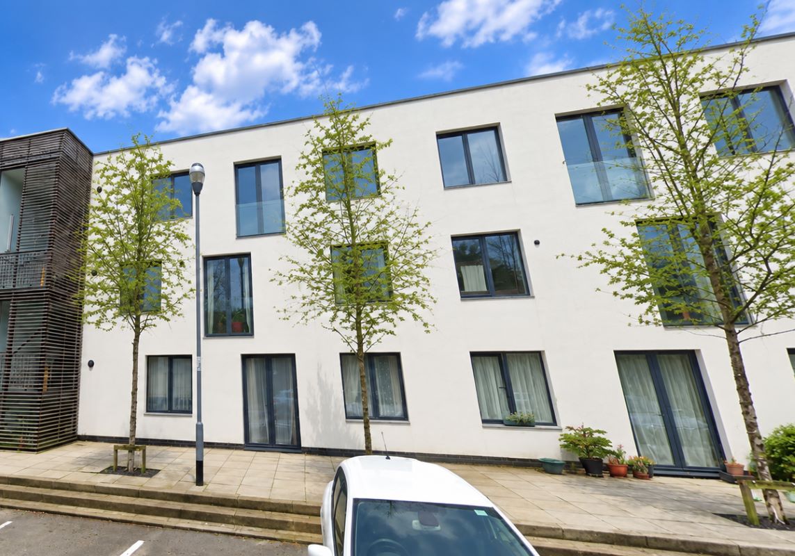 Flat 10 Bradwell Court, Godstone Road, Whyteleafe, Surrey, CR3 0GJ photo 2