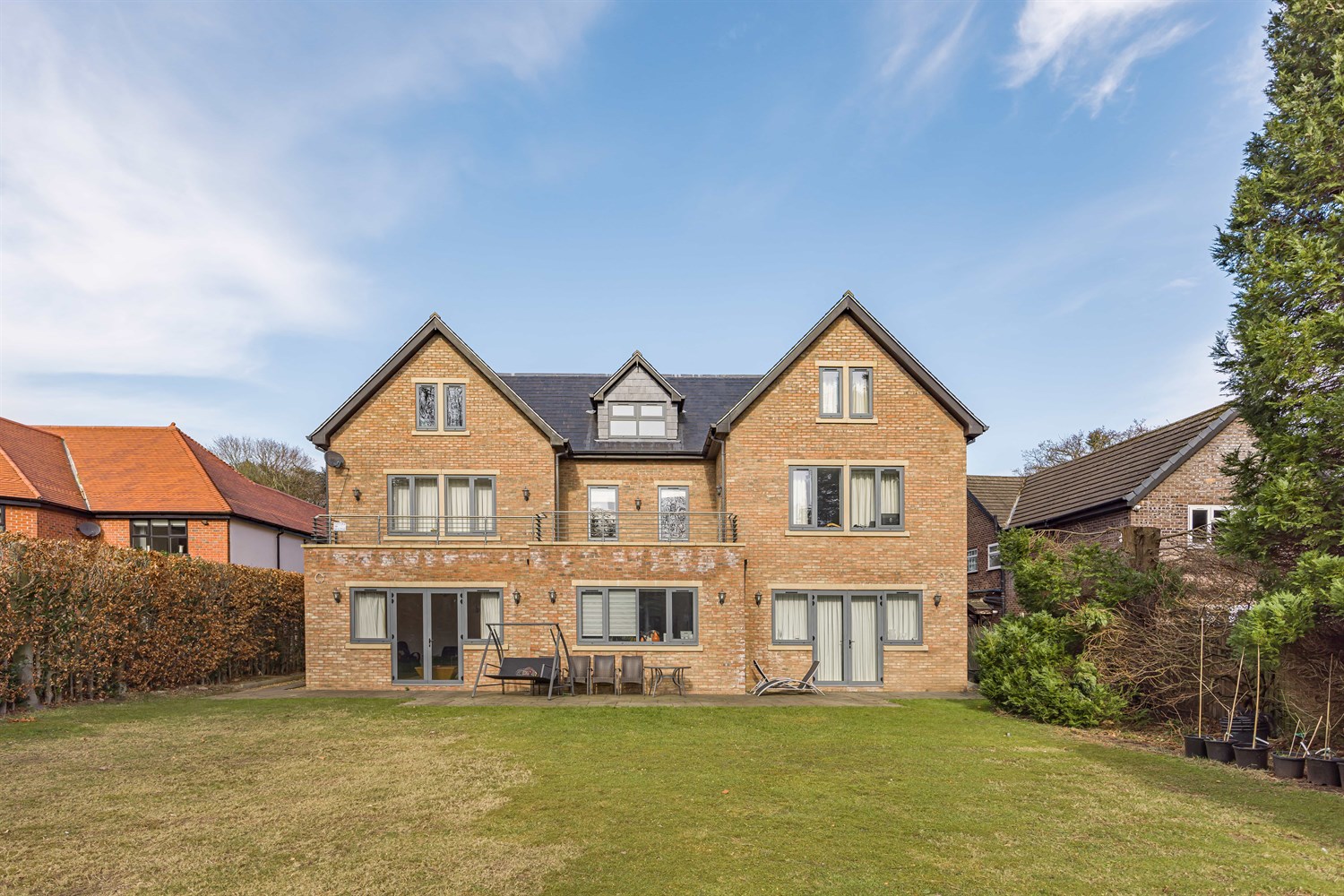 6 bedroom detached house for sale 0