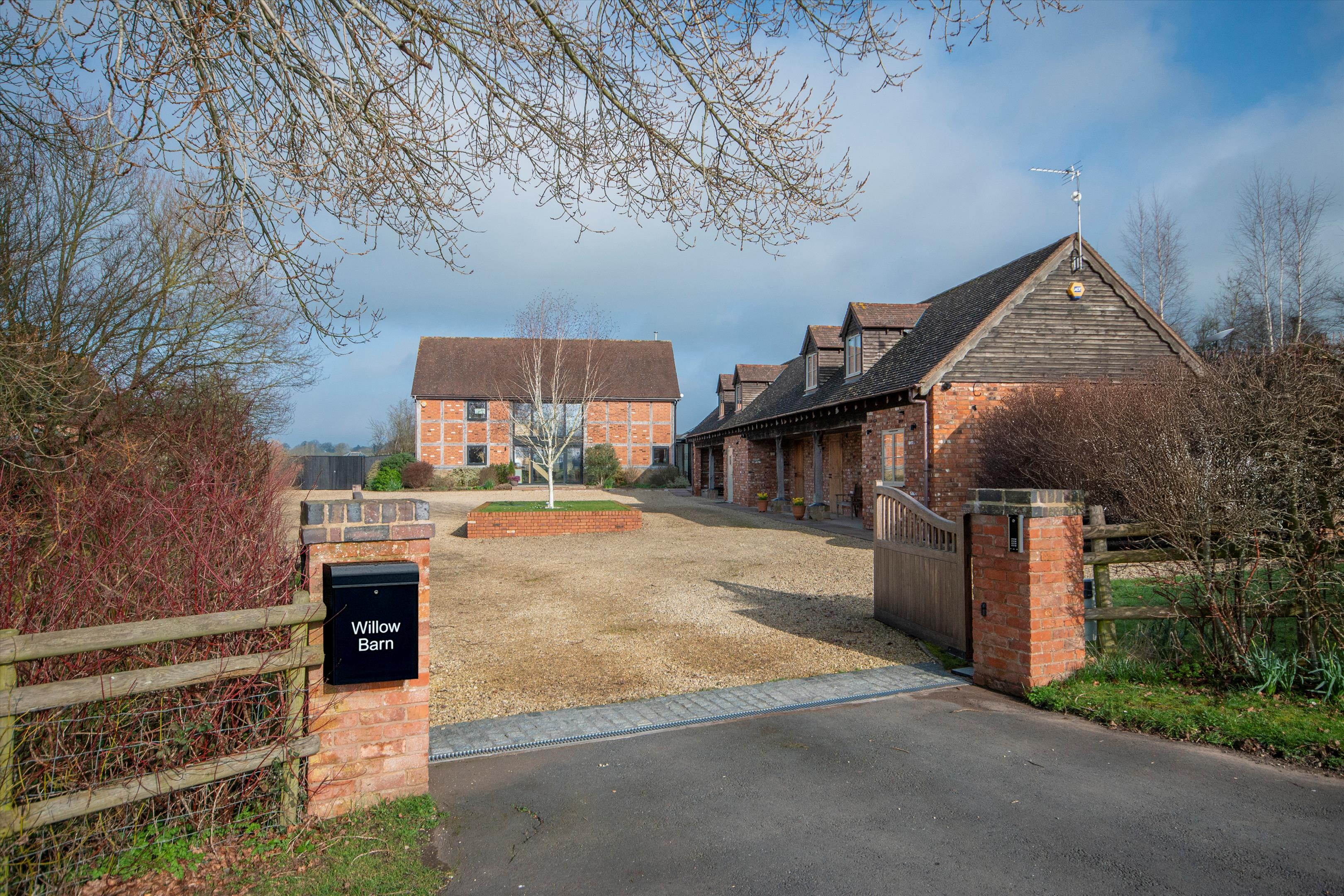 6 bedroom detached house for sale in Swindon
