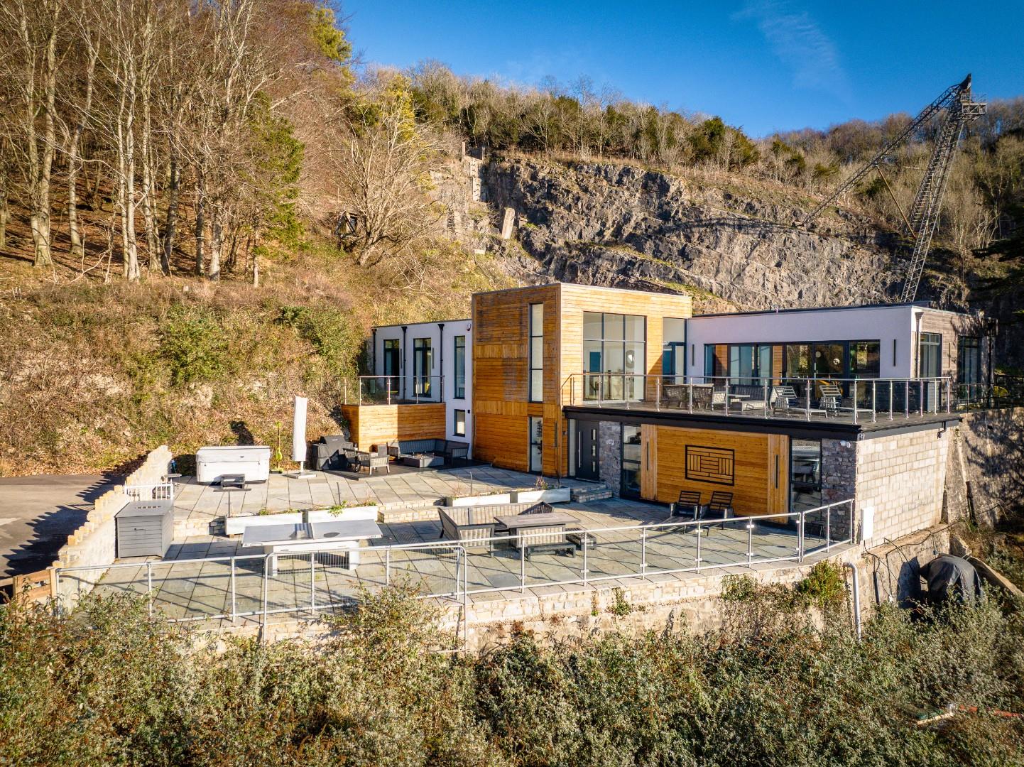 6 bedroom detached house for sale