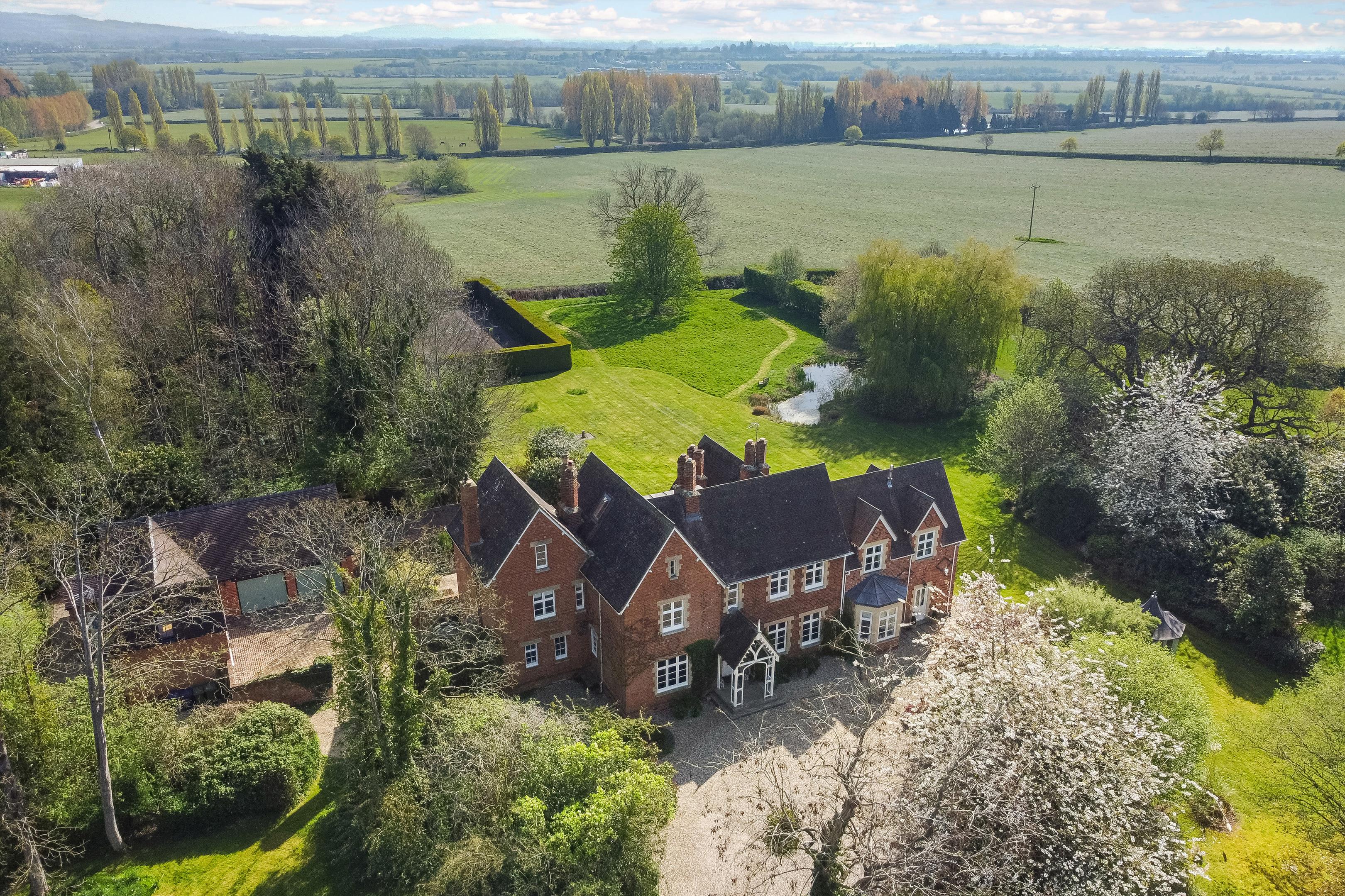 8 bedroom detached house for sale 0