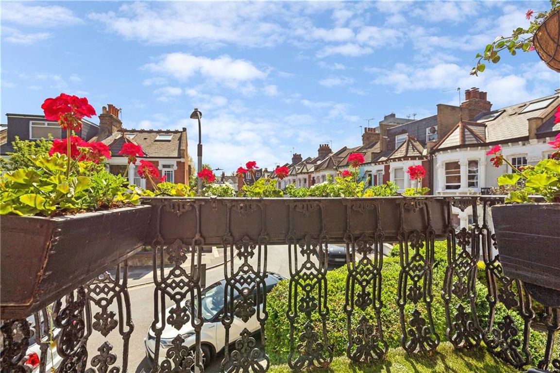 3 bedroom maisonette for sale 0