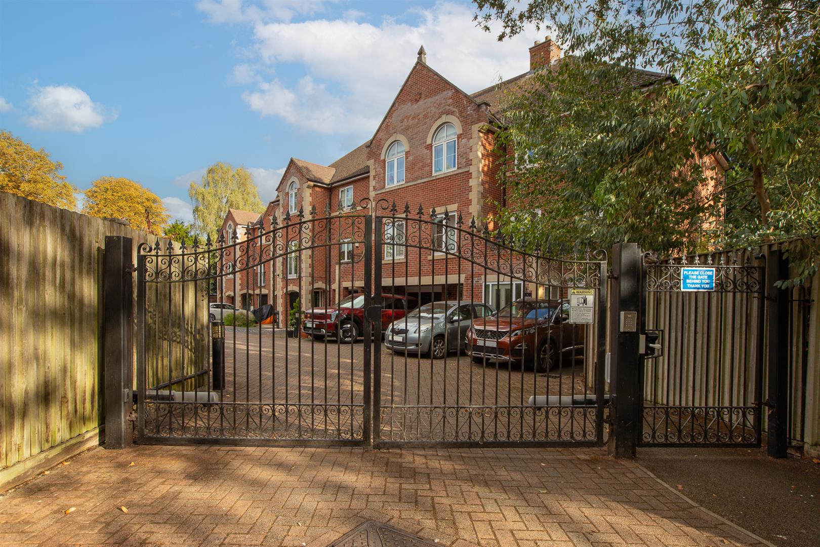 5-bed other on Elm Tree Court, Leicester LE2, £500,000