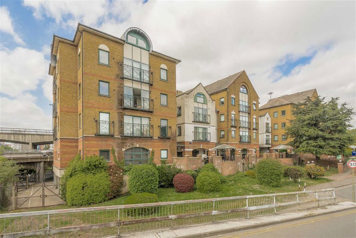 Flat 9, 2, Brent Cross Gardens, London photo 4