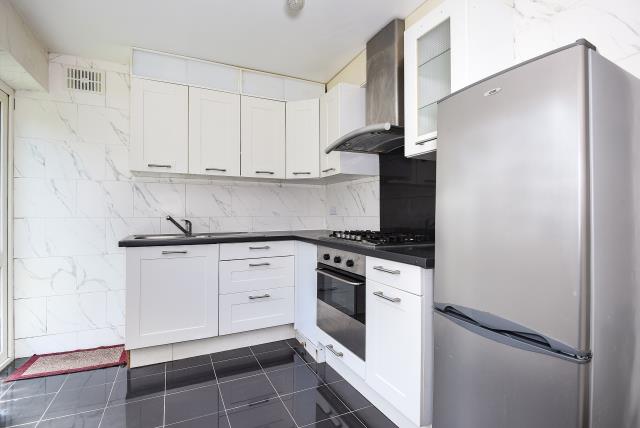 41, Sylvia Avenue, Pinner photo 4