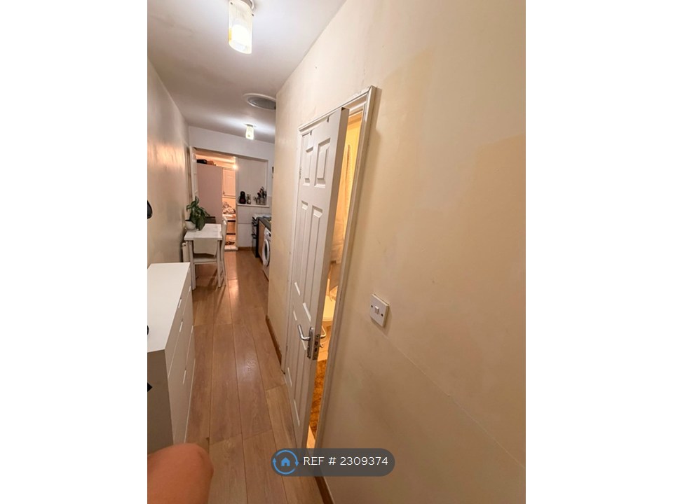 Castleton Road, Studio Flat, London photo 5
