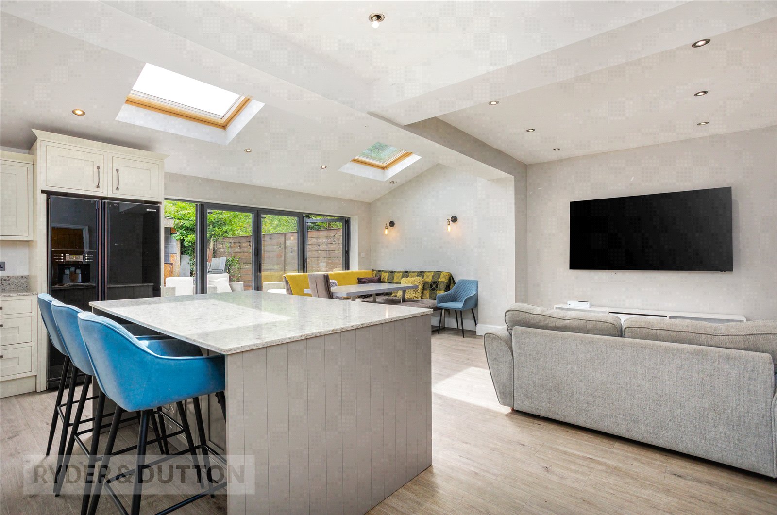 68 Lees Road, Ashton-under-Lyne, OL6 8BQ - listing photo