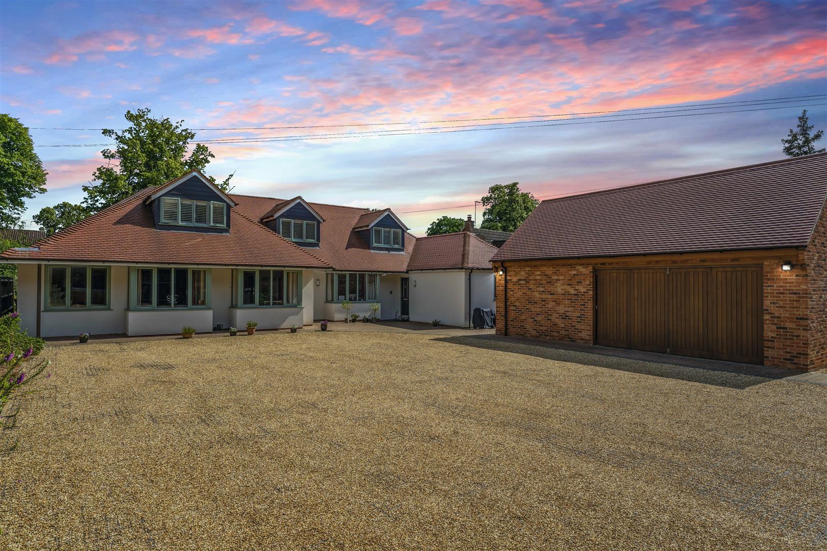 6 bedroom detached house for sale 0