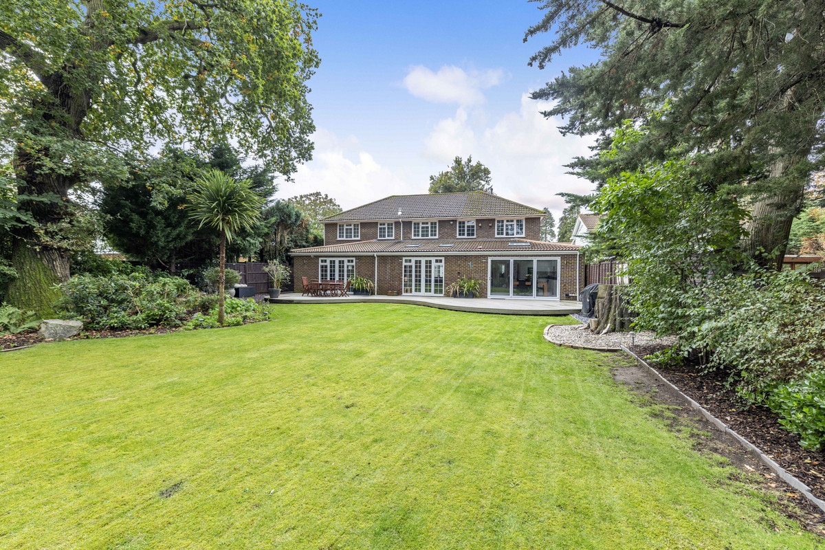 6 bedroom detached house for sale 0