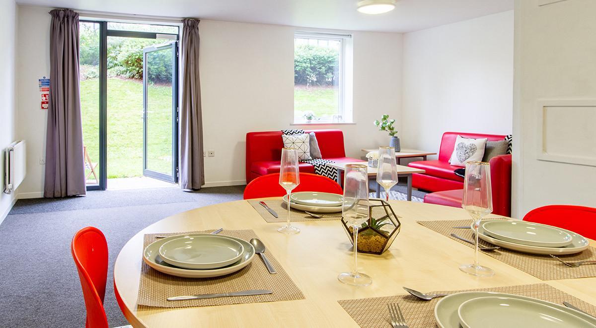 Room 4 Flat 4, Edda, De Walden Way, The Green, Bradford, BD7 1BD - listing photo