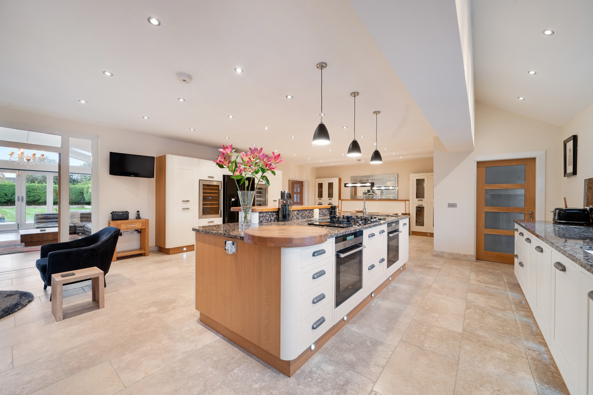 6 bedroom detached house for sale 0