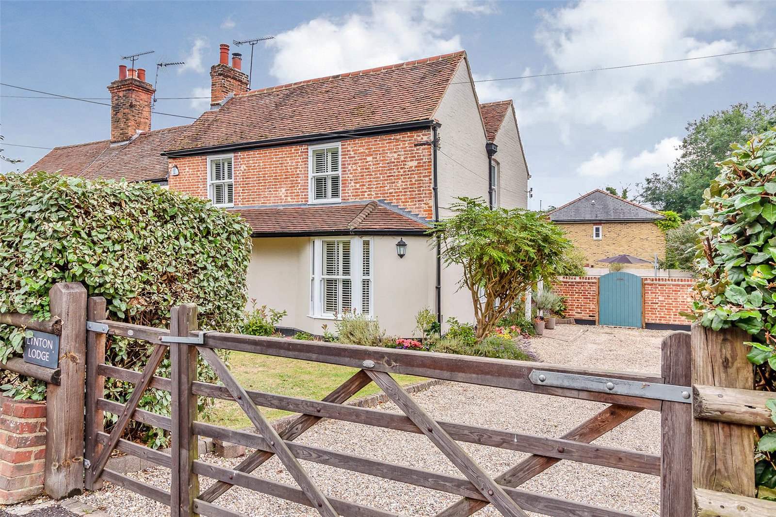 4 bedroom semi-detached house for sale 0