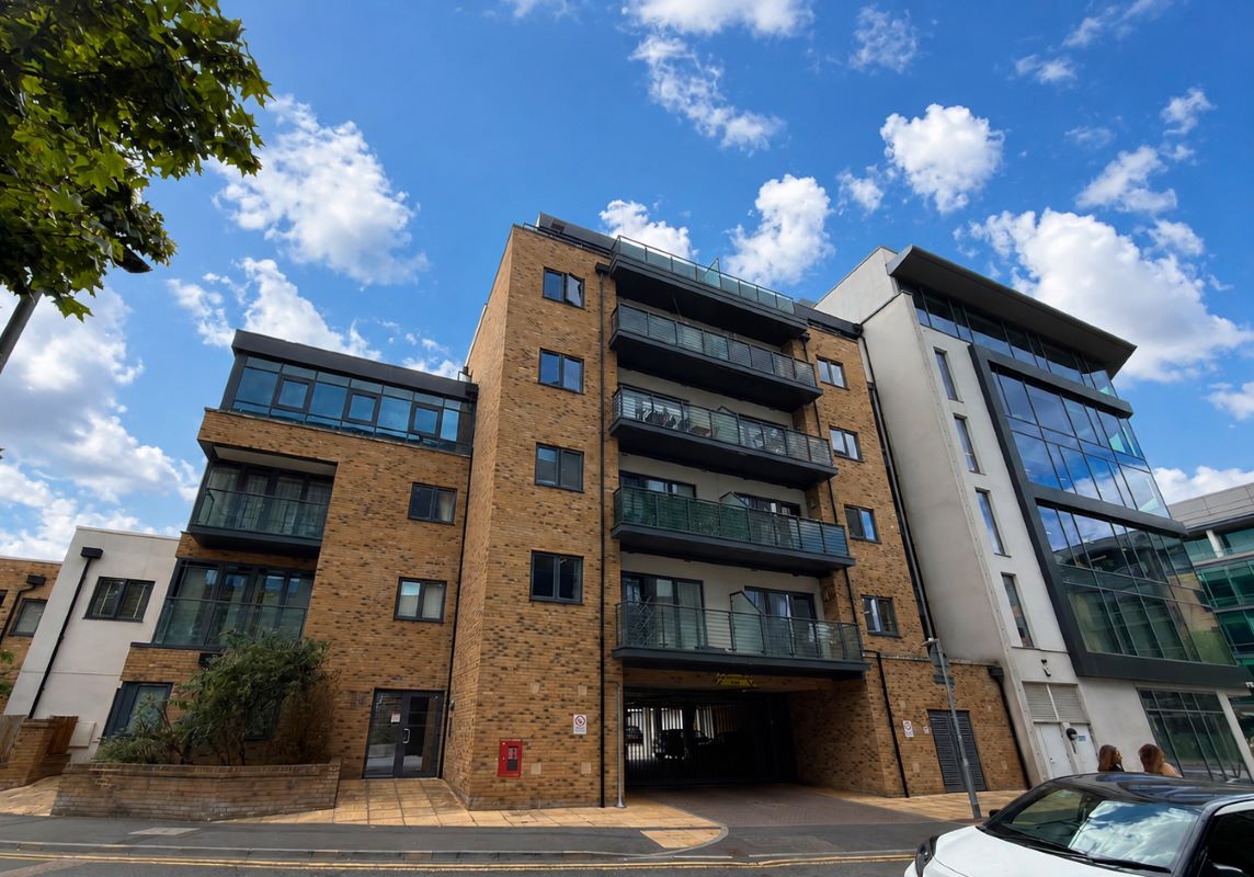 Flat 27 Hemingford Court, Gartlet Road, Watford, Hertfordshire, WD17 2AQ photo 2