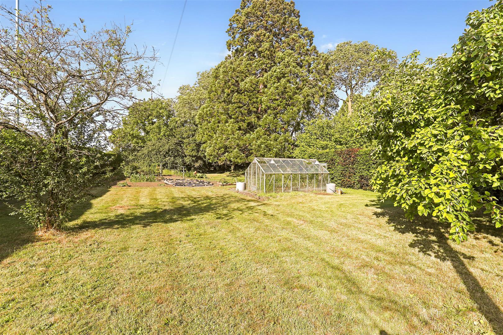 5 bedroom detached house for sale 0