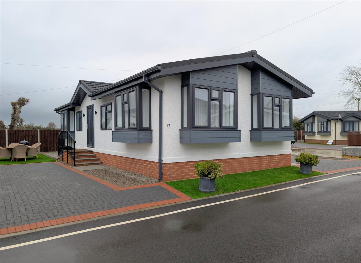 2-bed caravan on 17 Fieldview Park, Gloucester, £205,000