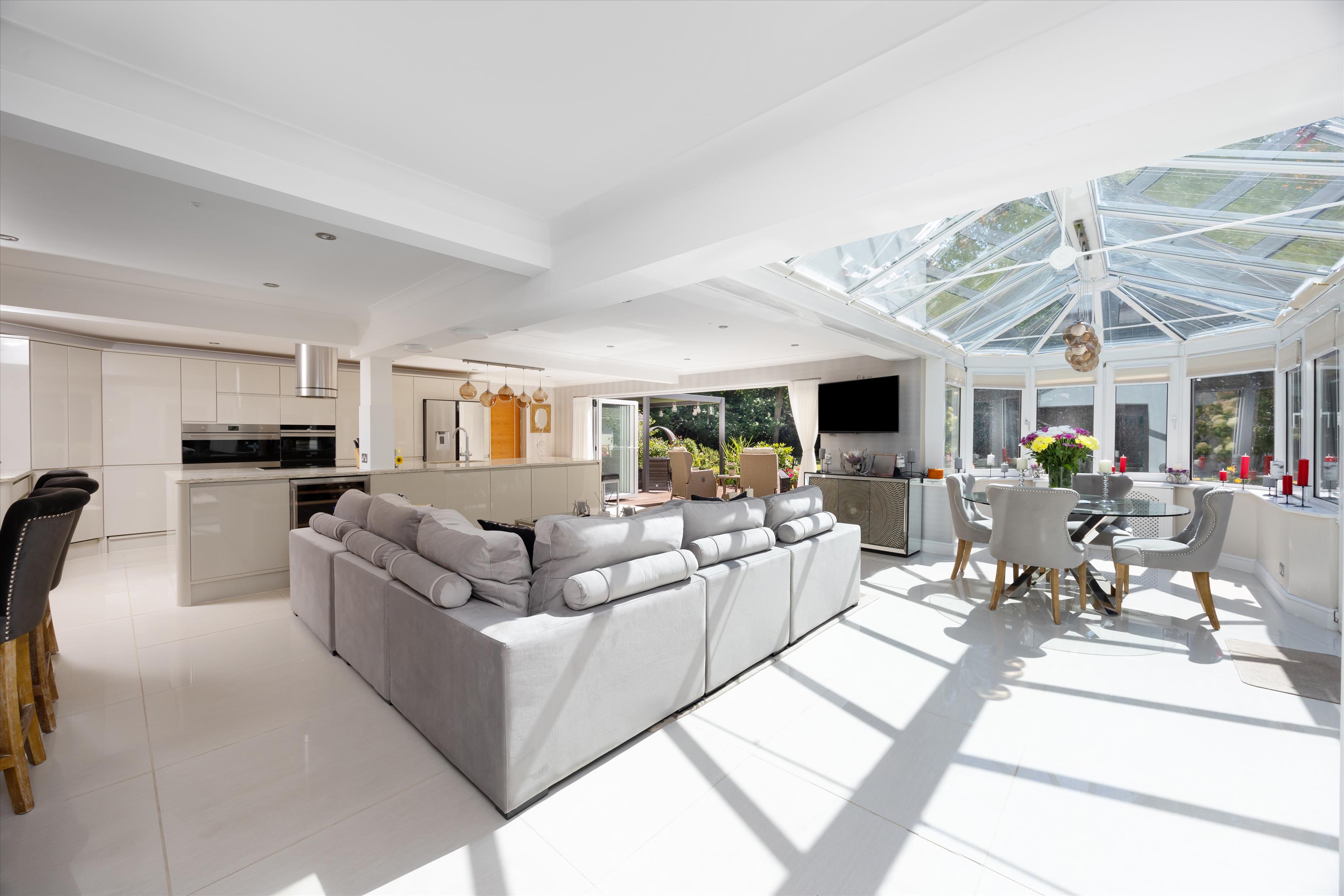 6 bedroom detached house for sale 0