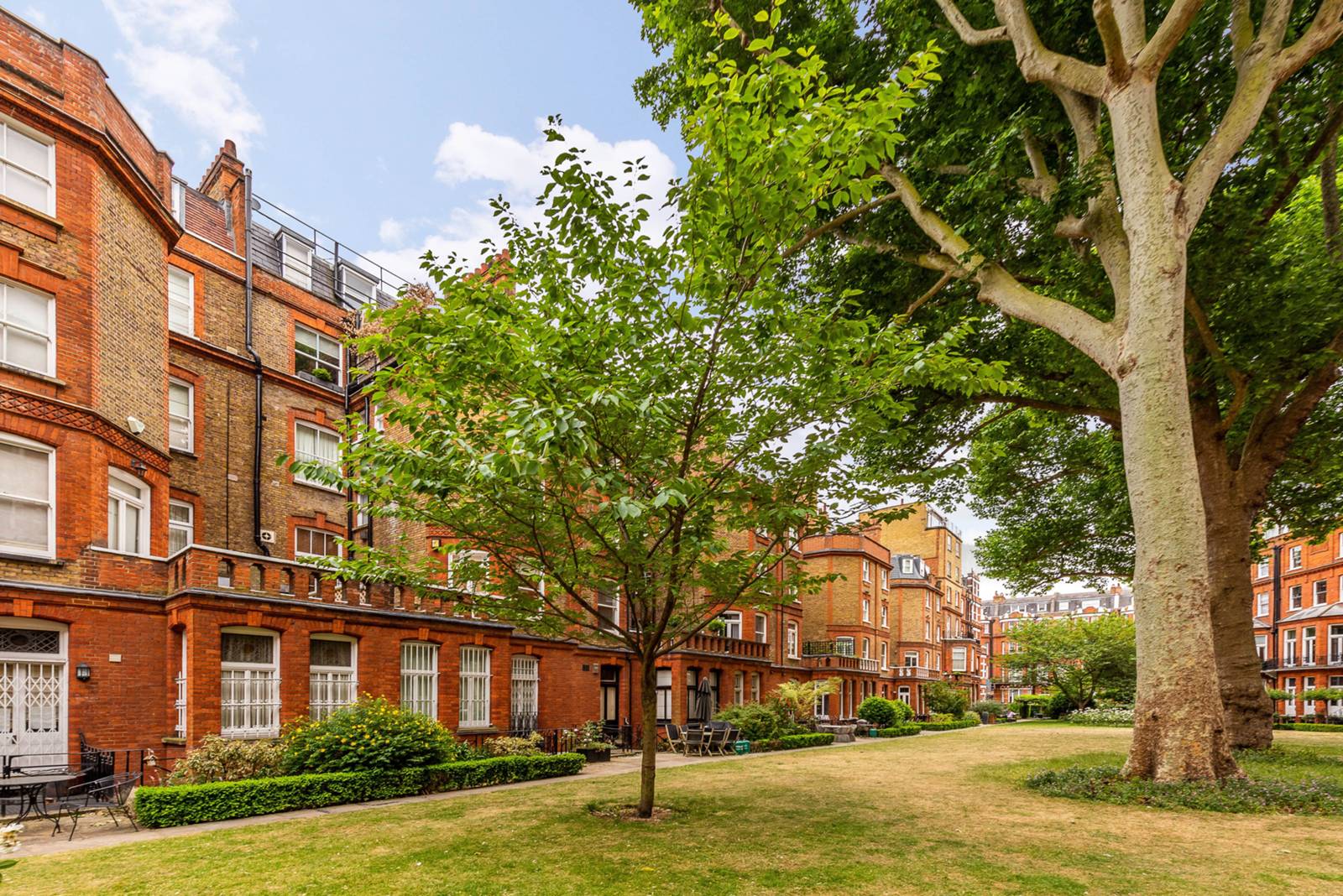 2 bedroom flat for sale in Egerton Gardens, Chelsea, London SW3