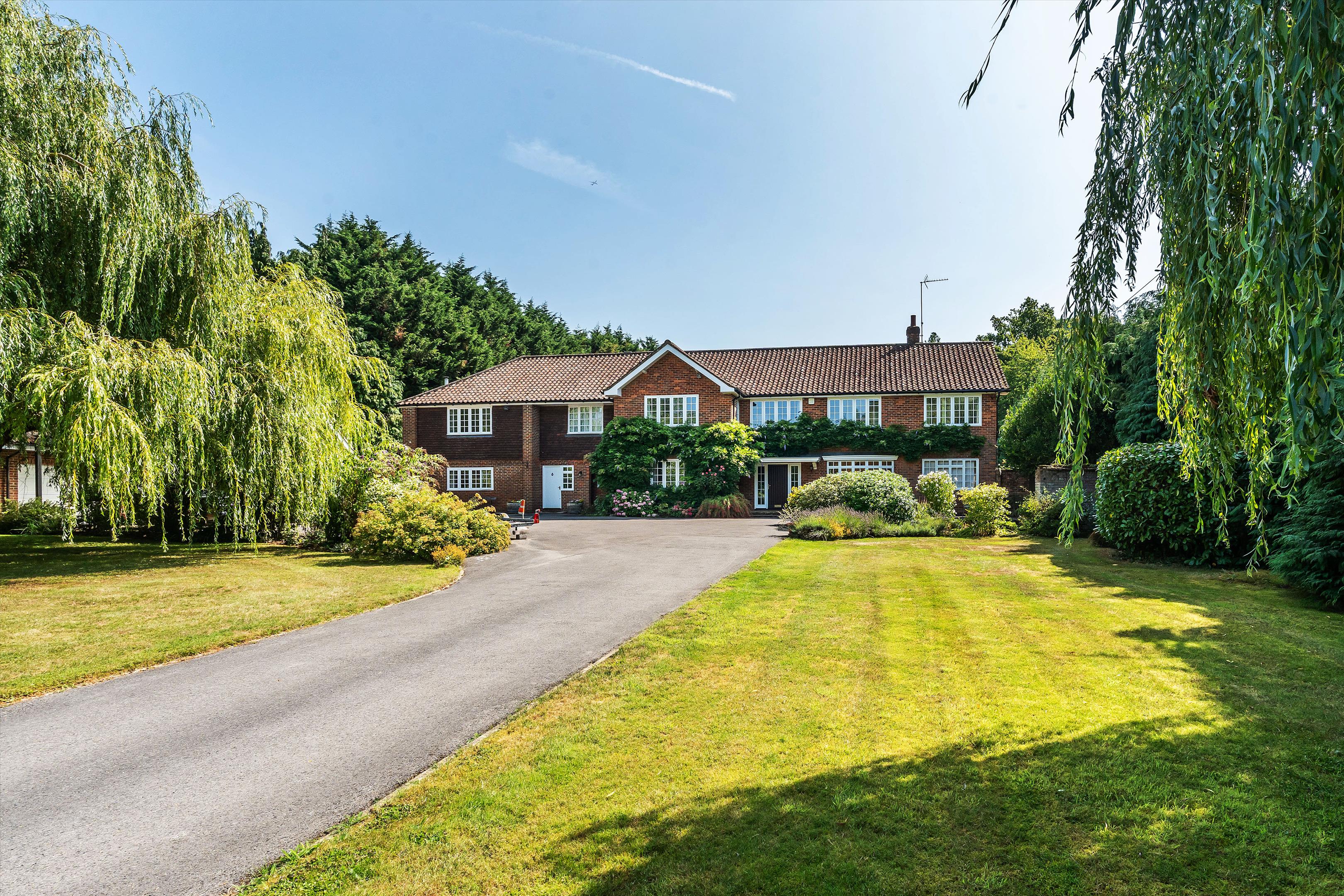 6 bedroom detached house for sale 0