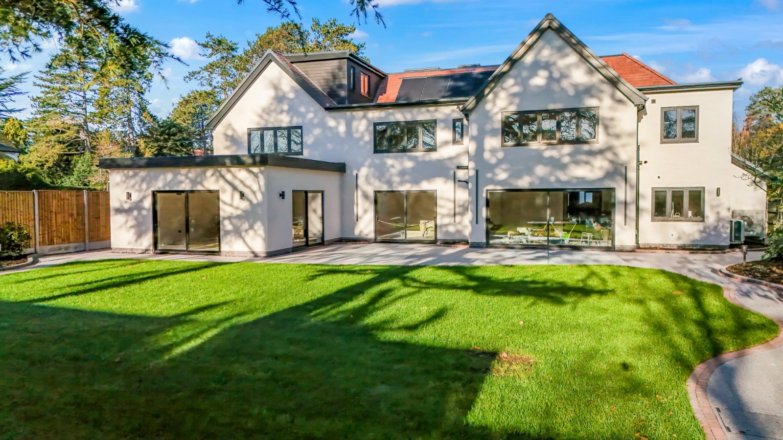 6 bedroom detached house for sale 0