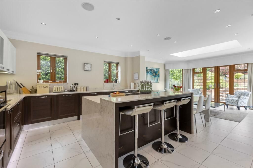 15 Ollards Grove, Loughton photo 4