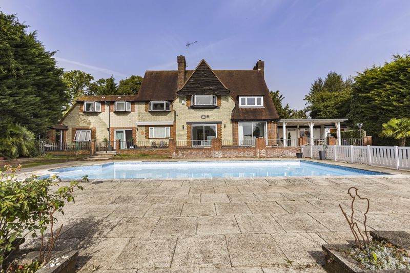 6 bedroom detached house for sale 0