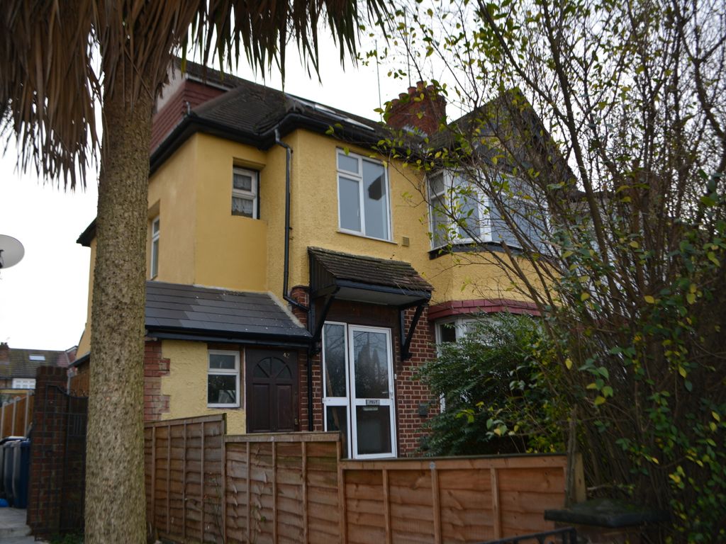 42, Waverley Gardens, London photo 3