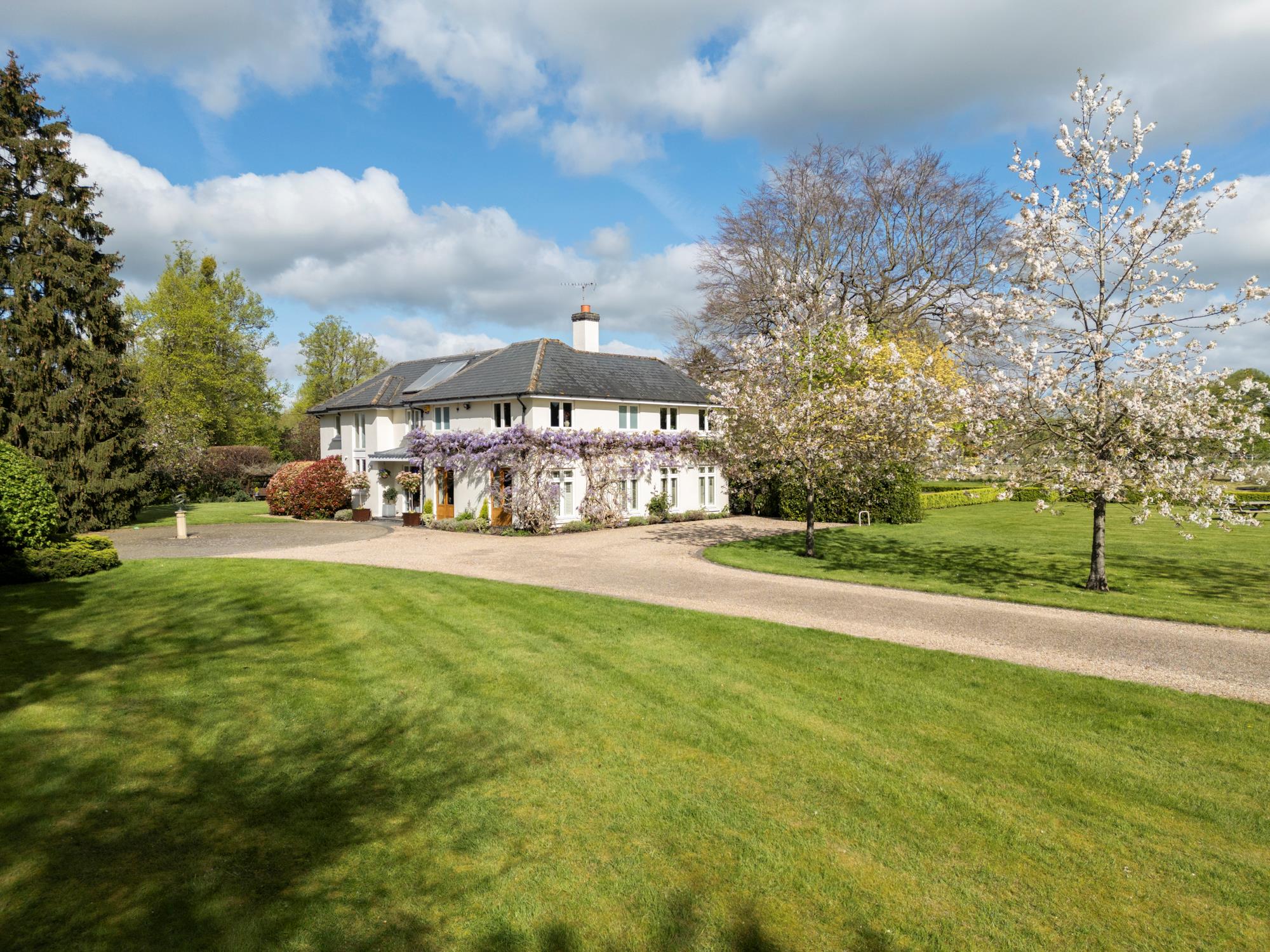 5 bedroom detached house for sale 0