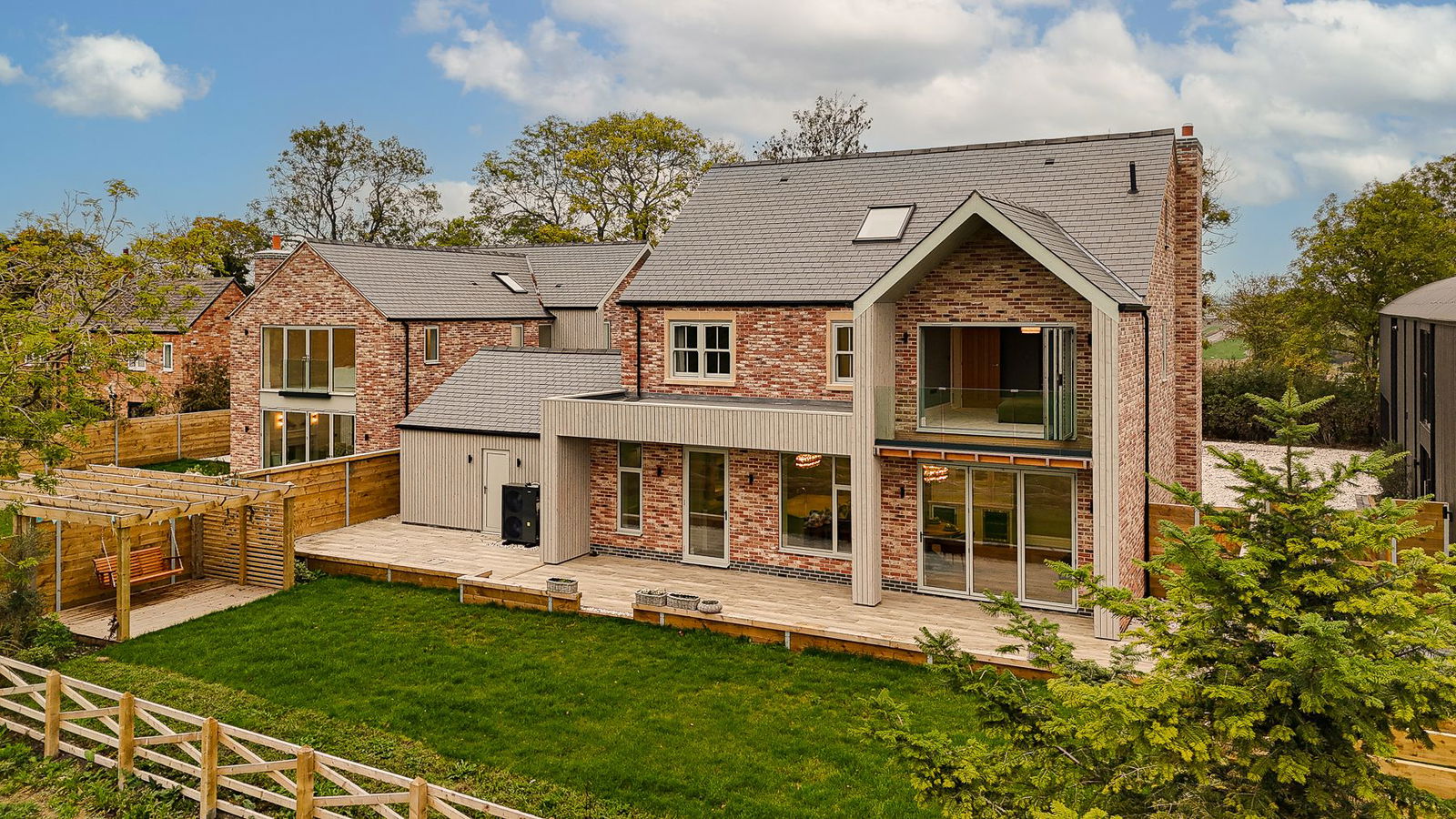 5 bedroom detached house for sale 0