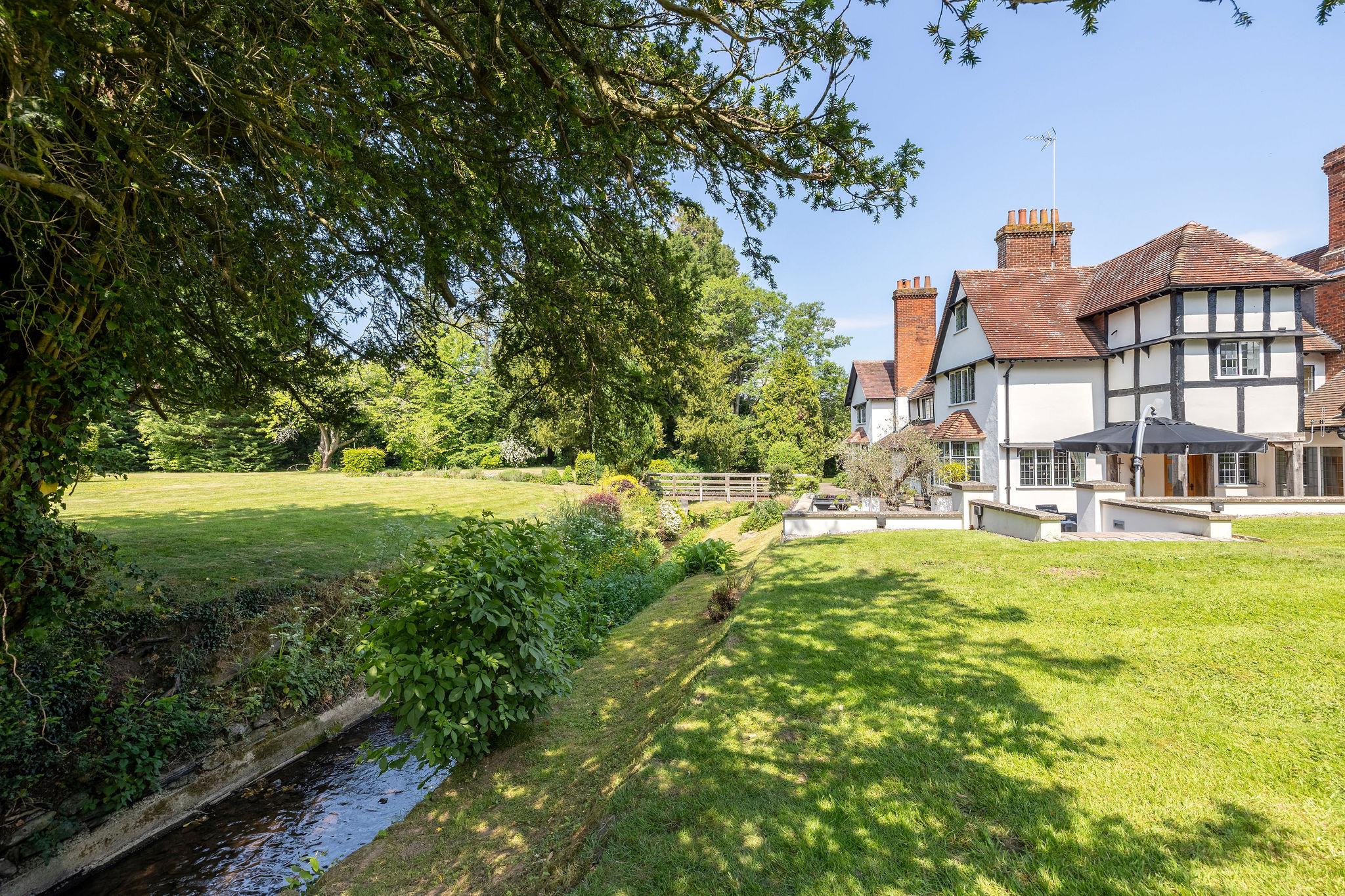 8 bedroom detached house for sale 0