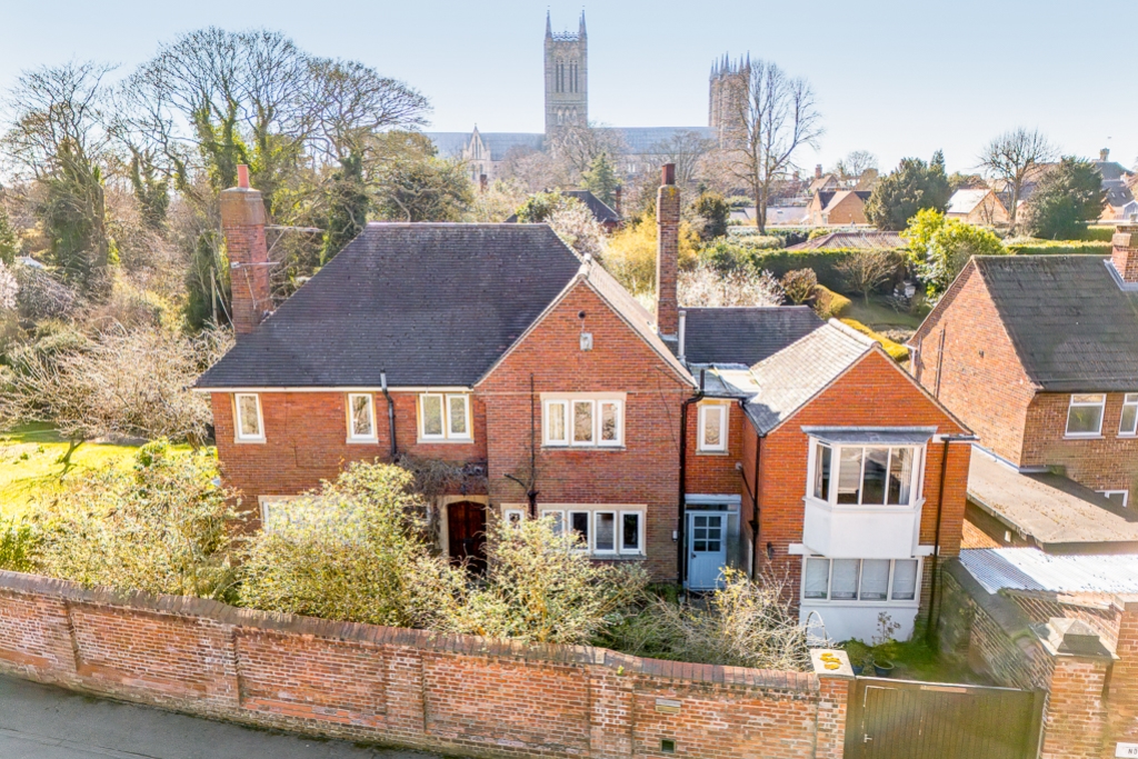 5 bedroom detached house for sale 0