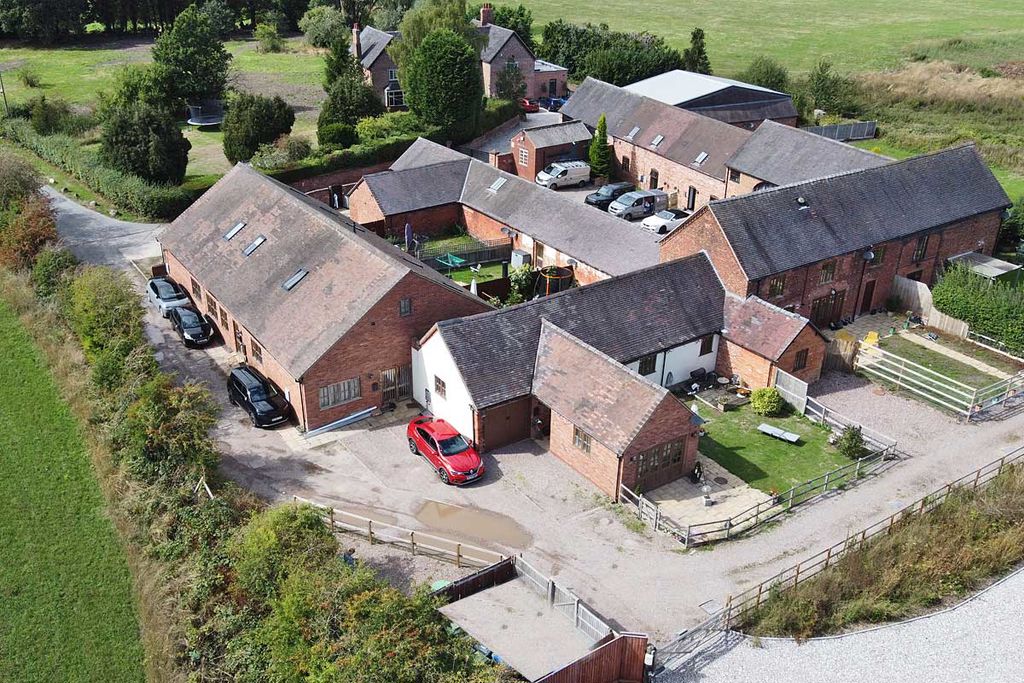 7 Heath Barn, Old Stafford Road, Wolverhampton photo 4
