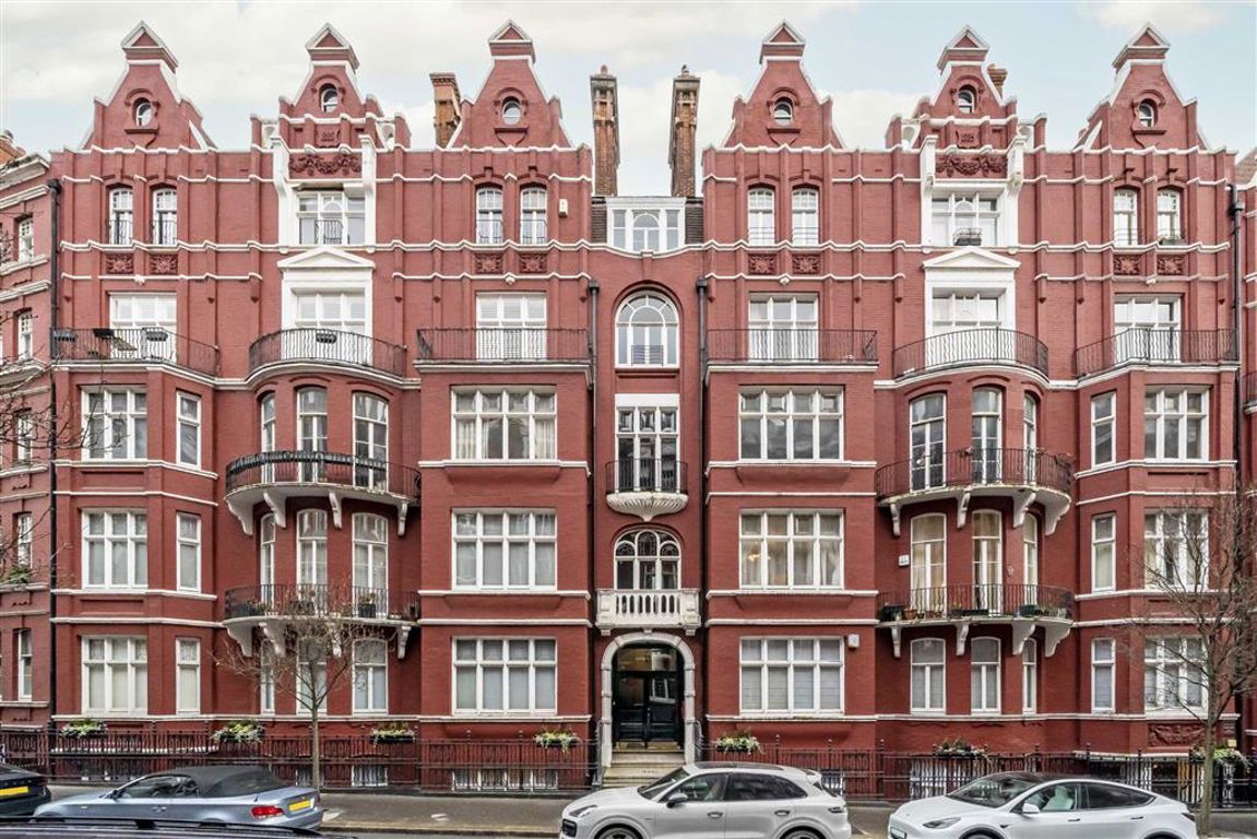 4 bedroom flat for sale 0