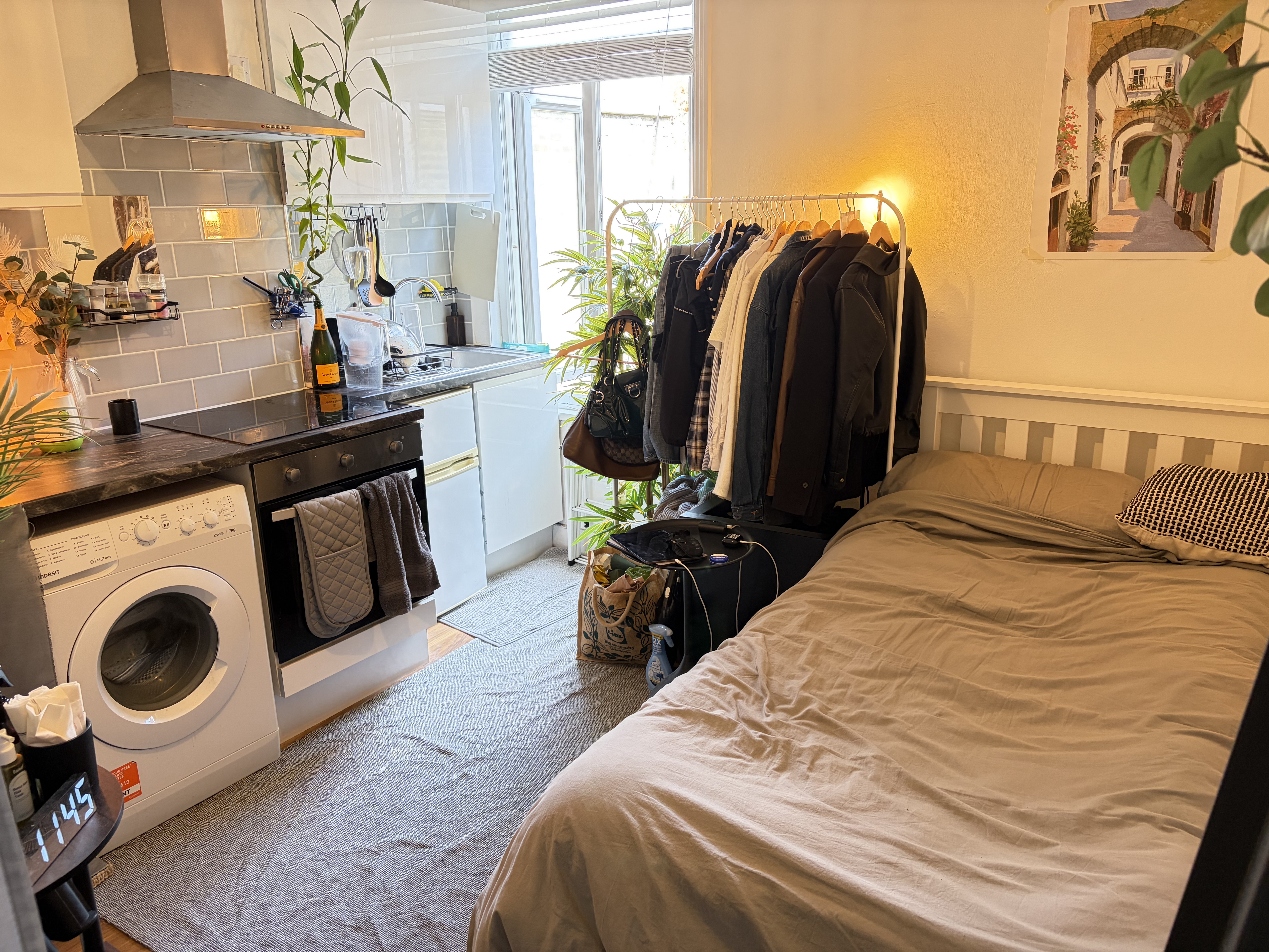 Very Near Warwick Road Area, Earls Court photo 5