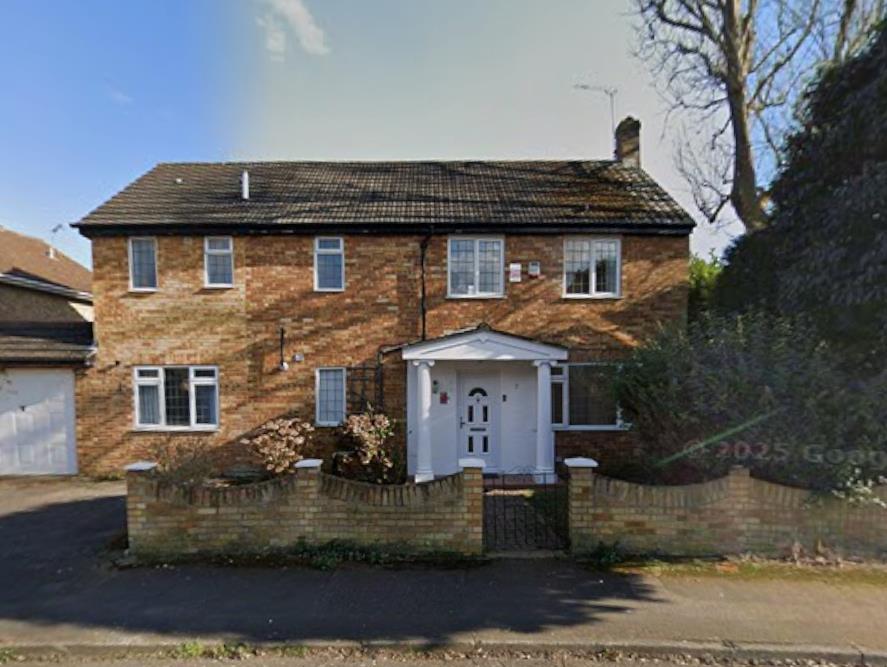 5, Cobs Way, Addlestone photo 2