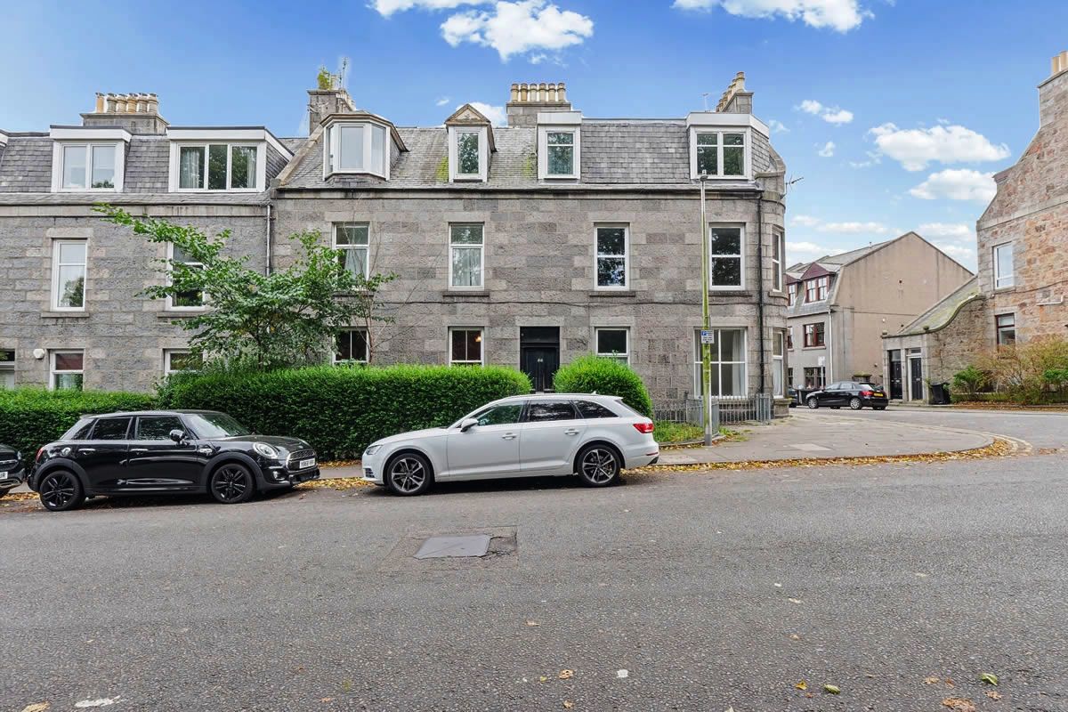 2 bed flat for sale
