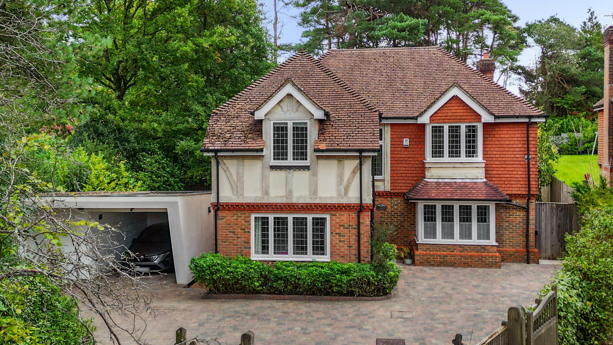 5 bedroom detached house for sale 0